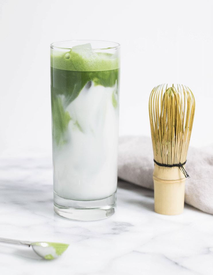 verre de matcha latte et son fouet en bambou